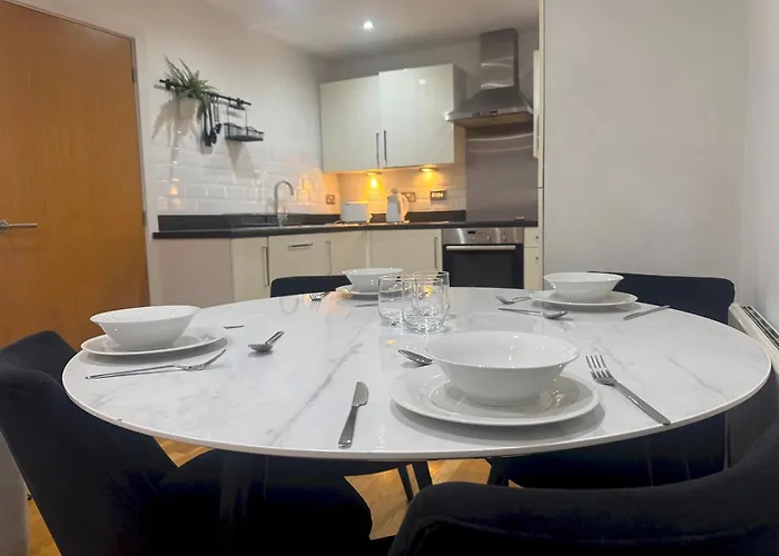 Ideally Located Didsbury Chorlton Gated Parking - Pass The Keys *