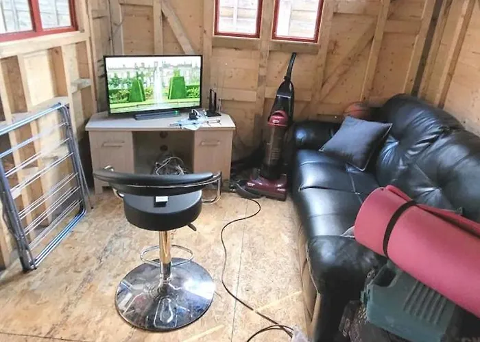 2-bed Sleeps 4 On-site Parking *