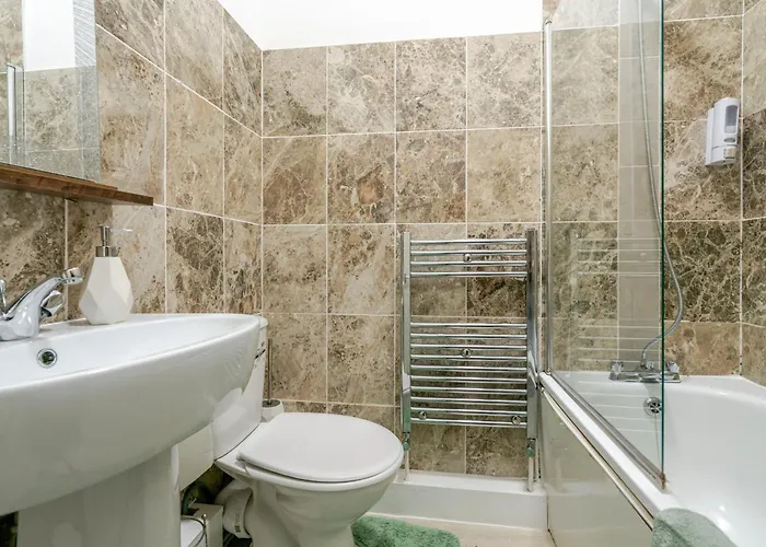 Contractor Base In Manchester Free Parking 맨체스터