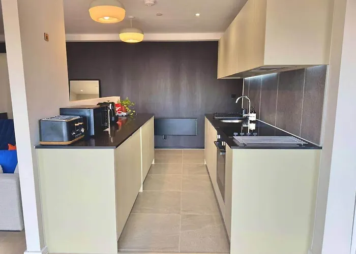 Boutique Centre Apartment, Balcony, Parking 아파트 *