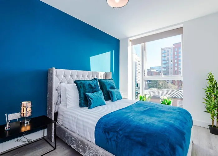 Luxury 5 Bed Centre Apartment