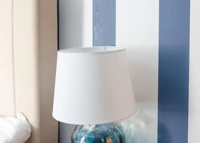 Charming 2-bed In M16 Lägenhet