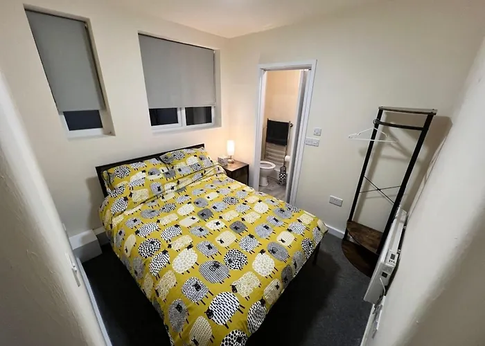 Cosy One-bedroom Ground Floor Flat In Eccles, アパート