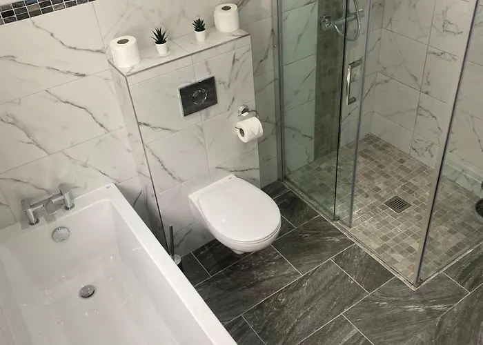 Spacious Apartment, Steps Away From Heaton Park Daire *