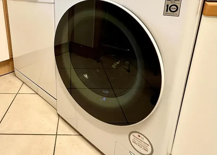 Cosy 2-bed Flat In The Heart Of Prestwich Village דירה *