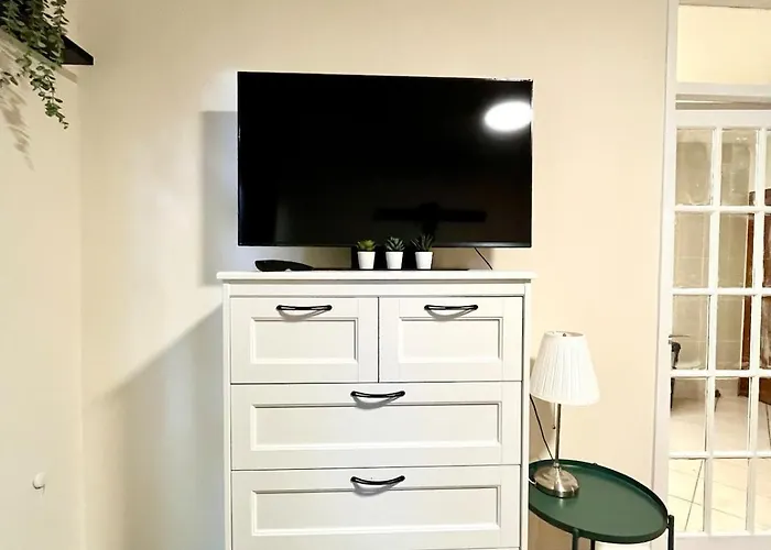 Cosy 2-bed Flat In The Heart Of Prestwich Village Apartamento