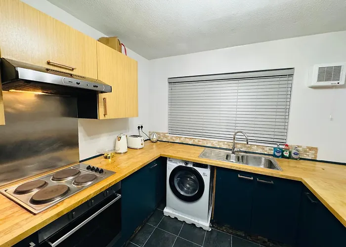 Luxury 2-bed Apartment,office With Built-in Tv King Bed, Private Entrance And Free Parking Manchester