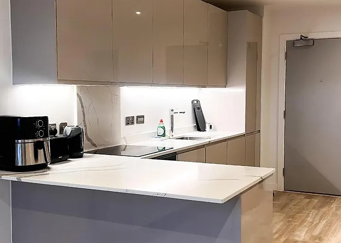 2bed 2bath Balcony Smart Tv 20mins To Airport Gym Apartmán