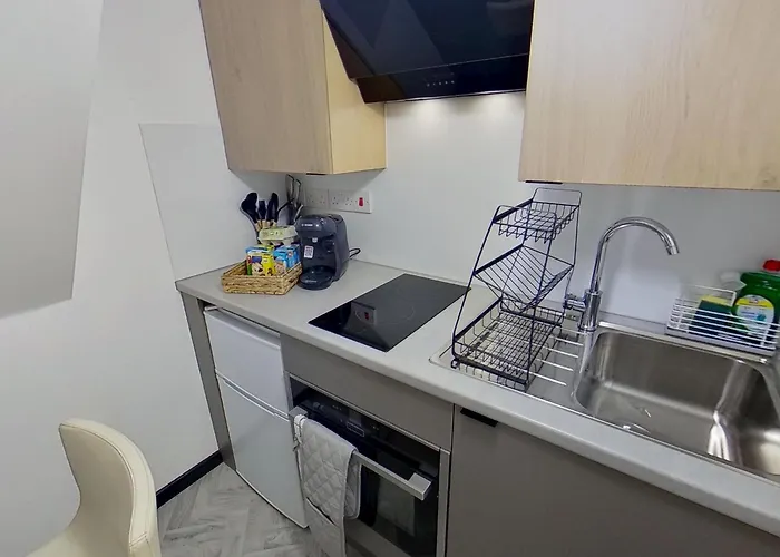 Stylish Modern Near Mediacityuk & Centre - Free Parking - Sleeps 2 Enjoy Apartment *