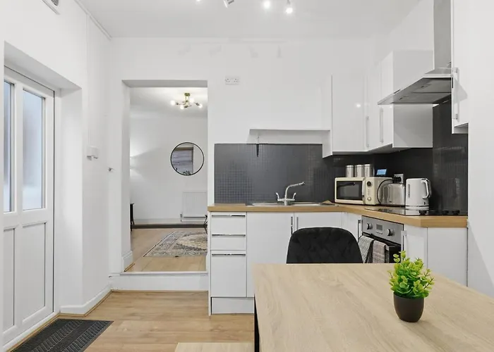 Spacious 4 Bedroom House With Pacman,darts, Netflix By Vista Short Lets *