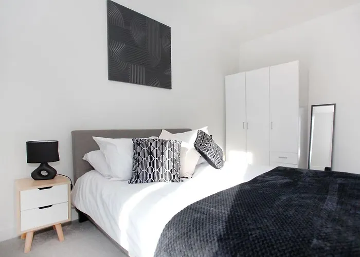 The Mount - Spacious - Local Attractions- Parking *