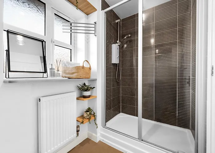 15 Mins To Centre! Sleeps 7, Free Parking, Wi-fi & Garden Daire *