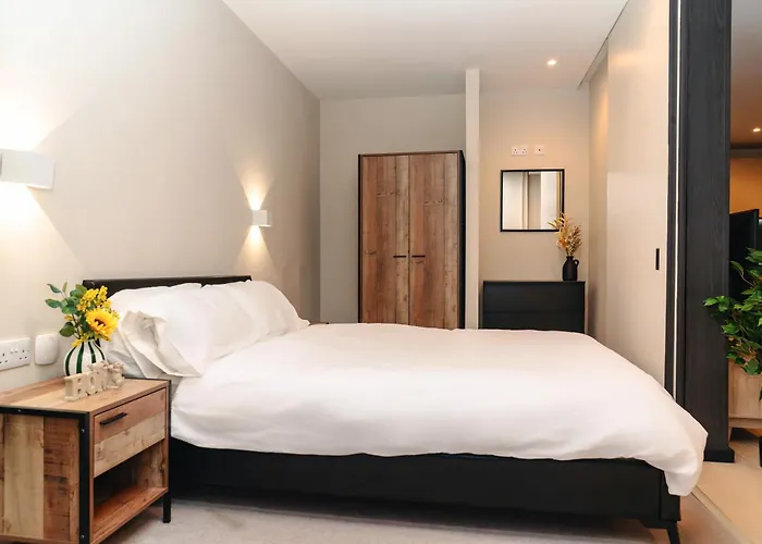 Apartment Stylish 2bed Balcony & View Centre *