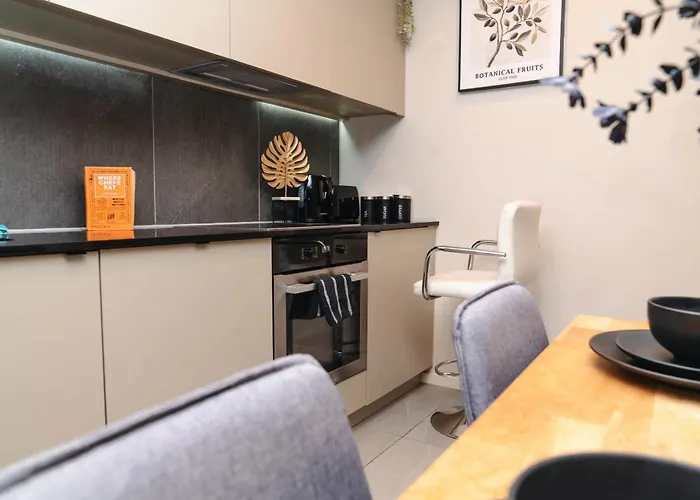 Apartment Stylish 2bed Balcony & View Centre *