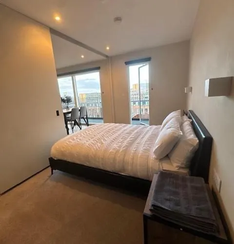 2bed With Balcony & Views Centre *
