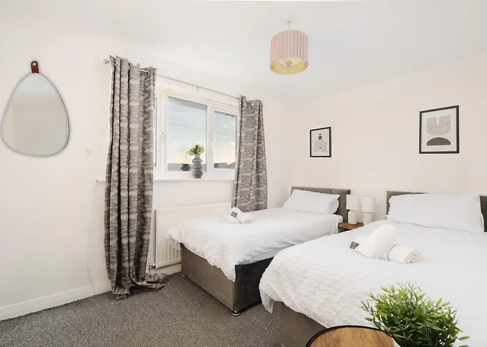 4 Mins From Stadium - Sleeps 7 - Near - Driveway Parking