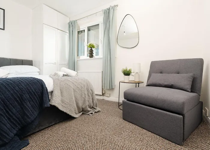 4 Mins From Stadium - Sleeps 7 - Near - Driveway Parking *