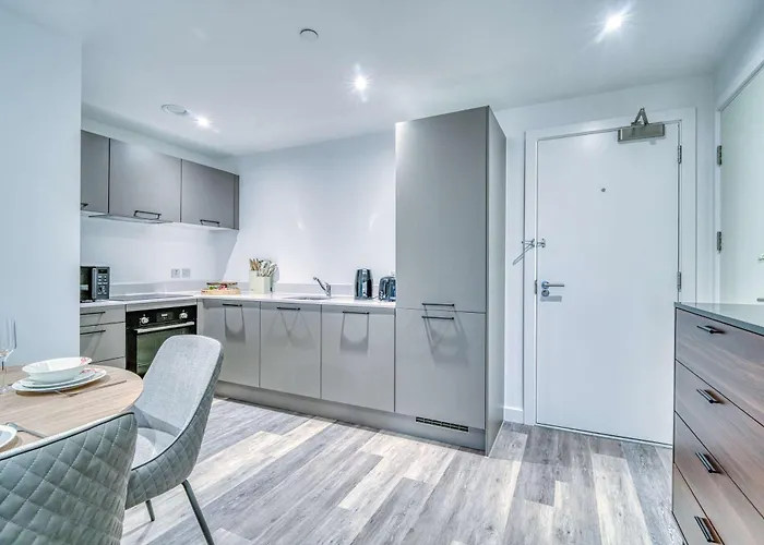 2-br Near Salford Royal - & Town Centre View - 1 Minute To Train & Tram Station - Sleeps 6 曼彻斯特