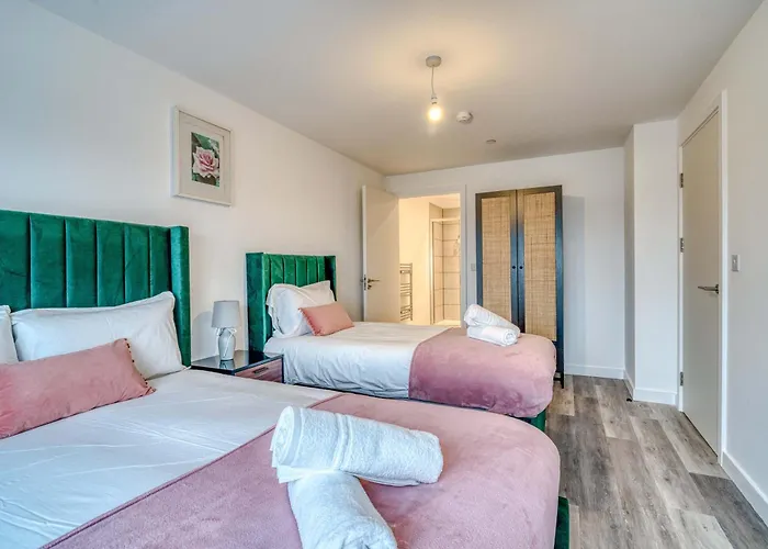 2-br Near Salford Royal - & Town Centre View - 1 Minute To Train & Tram Station - Sleeps 6 *