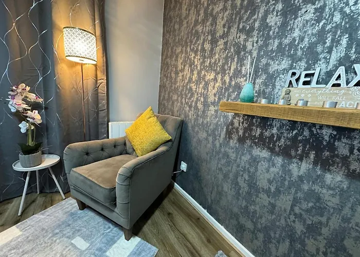 Luxury 2-bed Apartment,office With Built-in Tv King Bed, Private Entrance And Free Parking