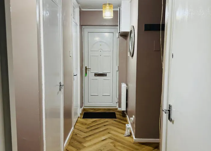 Luxury 2-bed Apartment,office With Built-in Tv King Bed, Private Entrance And Free Parking Apartamento Mánchester