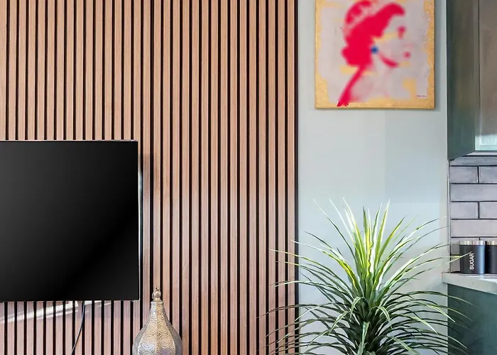 Stylish Urban Escape With Free Parking In