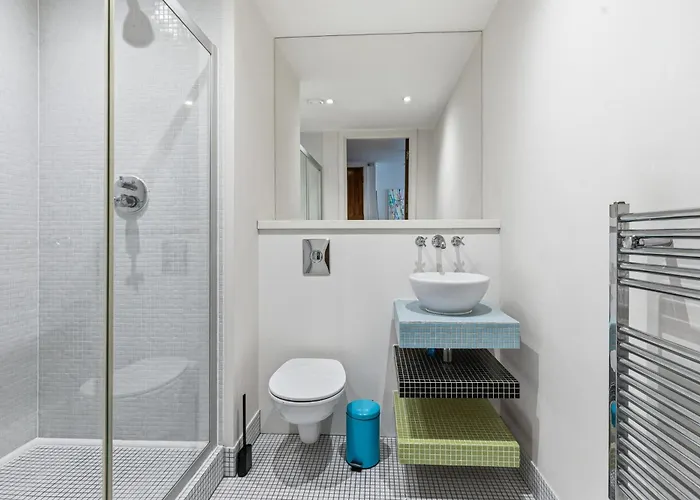 Centre 1b With Free Private Parking & Balcony