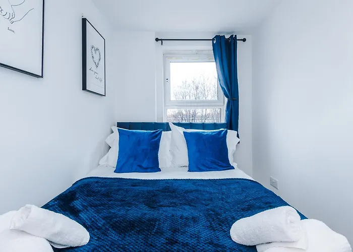 Salford Serenity Suite - Modern & Stylish 2-Br For 6 - Balcony Views & Parking By Parydise Properties *