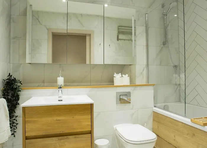 Spacious 3-bed Retreat - Modern & Super *