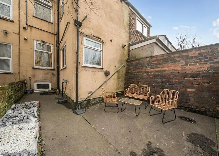 Six Bedroom Group Near Mediacityuk With Garden And Lockbox Check In Konukevi 3*