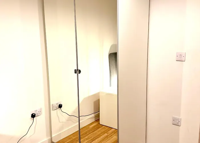 Lux High-rise Two Bed-balcony With Waterside View * Manchester