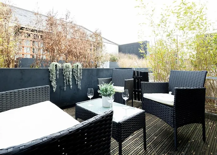 דירה Stylish & Modern 3br - Garden, Parking & Ps5