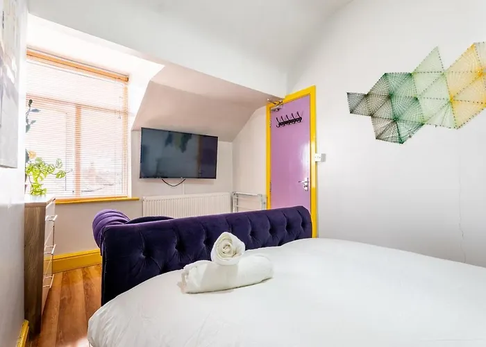 Vibrant 3 Bedroom Art Duplex Spacious & Unique *