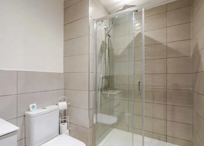 Modern 2-bed, 2-bath Near Old Trafford, Free Parking, Ideal For Contractors And Long Apartment *