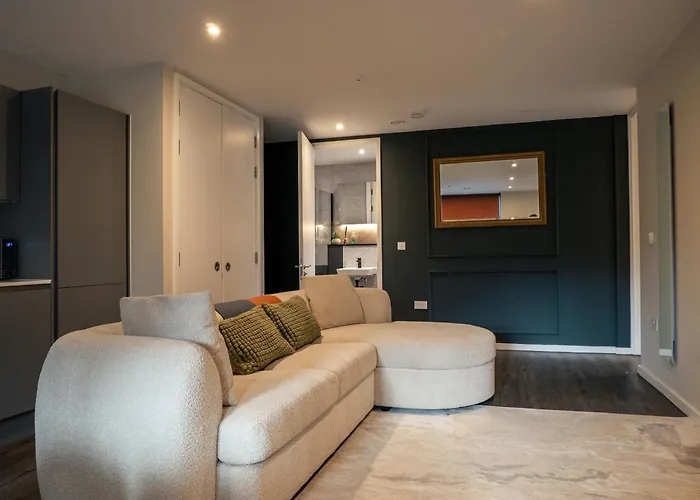 Equinox 5 Mins From Victoria Station * マンチェスター