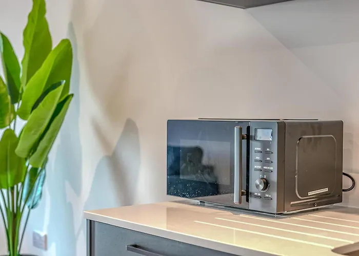 View - 1 Minute To Transport Links - Sleeps 3