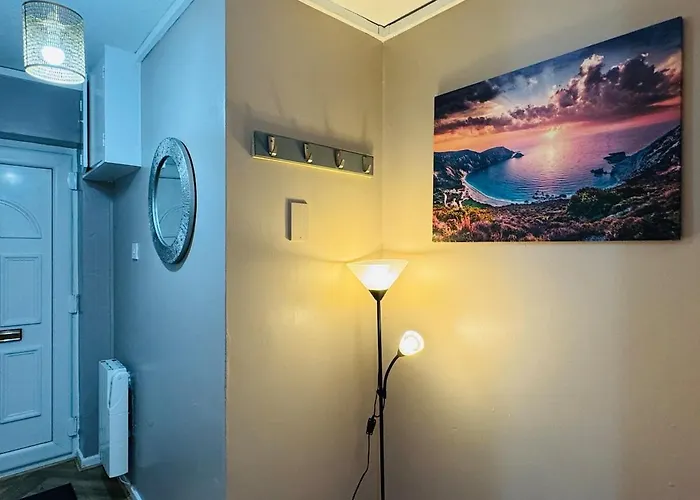 Luxury 2-bed Apartment,office With Built-in Tv King Bed, Private Entrance And Free Parking