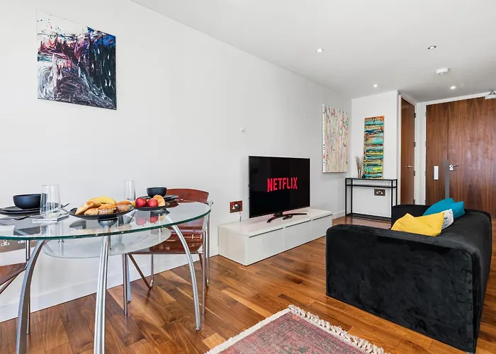 Centre 1b With Free Private Parking & Balcony