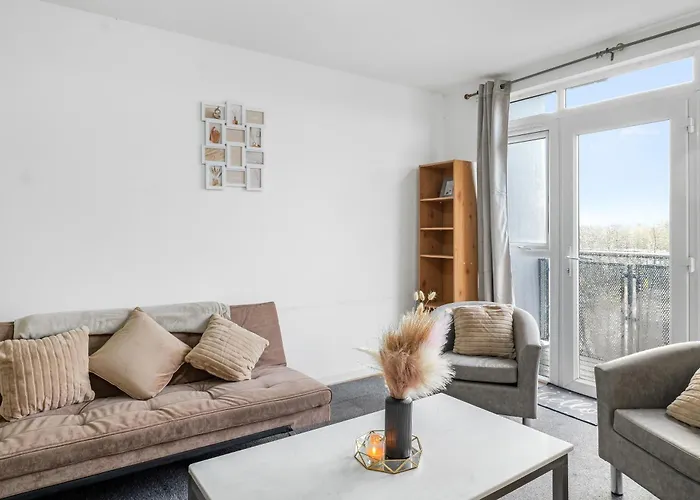 Center Base Spacious With Secure Parking Daire *