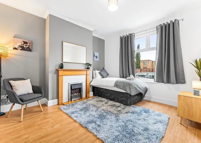 Comfortable 4 Bed - Free Parking & Fast Wifi