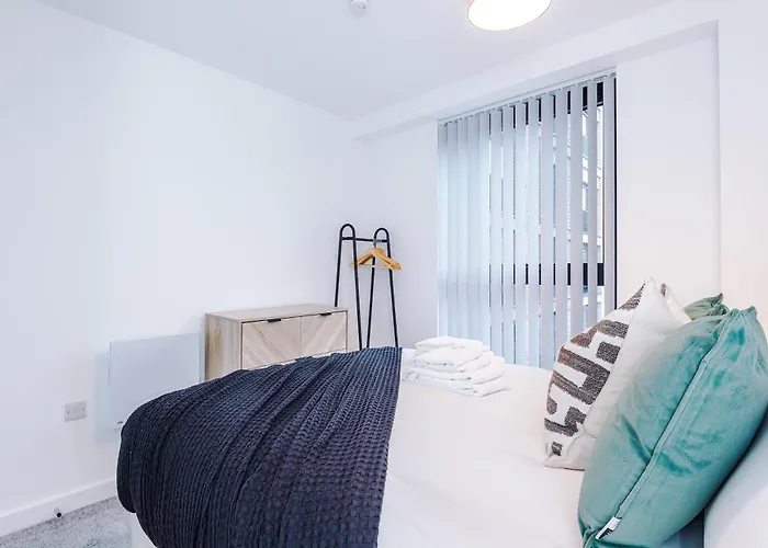 Modern 2br W Secure Parking Salford 公寓