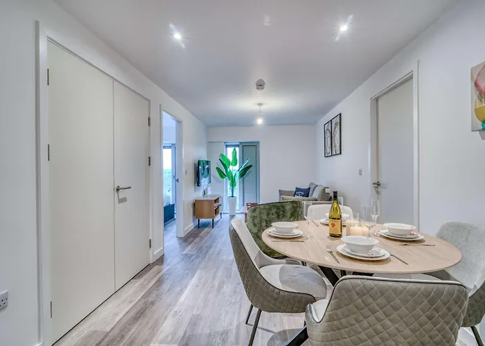 Apartment 2-br Near Salford Royal - & Town Centre View - 1 Minute To Train & Tram Station - Sleeps 6 *