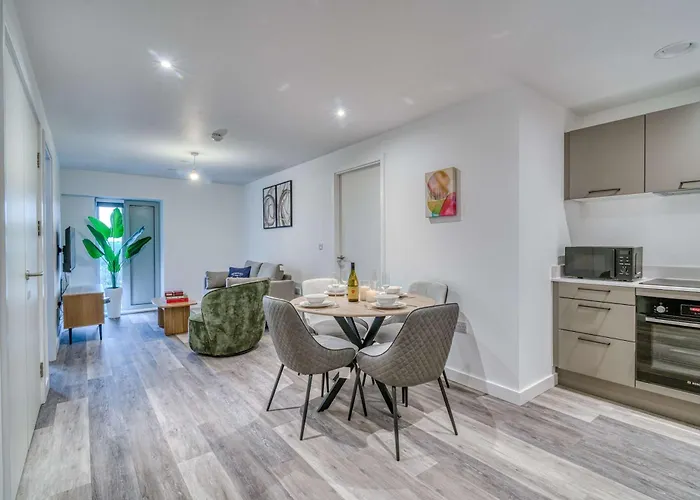 2-br Near Salford Royal - & Town Centre View - 1 Minute To Train & Tram Station - Sleeps 6