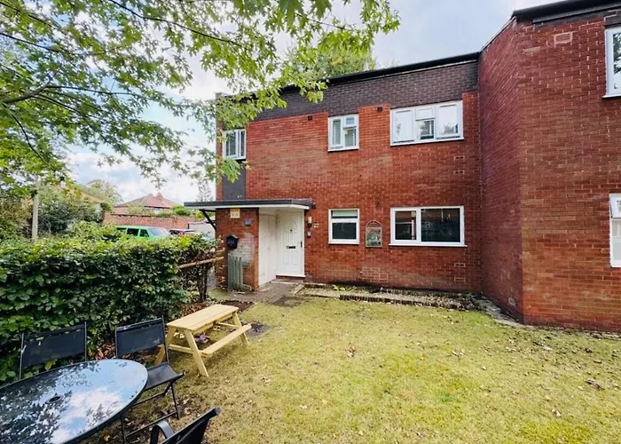 Apartamento Luxury 2-bed Apartment,office With Built-in Tv King Bed, Private Entrance And Free Parking *