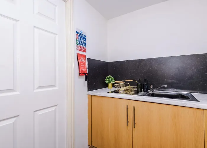 Salford Serenity Suite - Modern & Stylish 2-Br For 6 - Balcony Views & Parking By Parydise Properties *