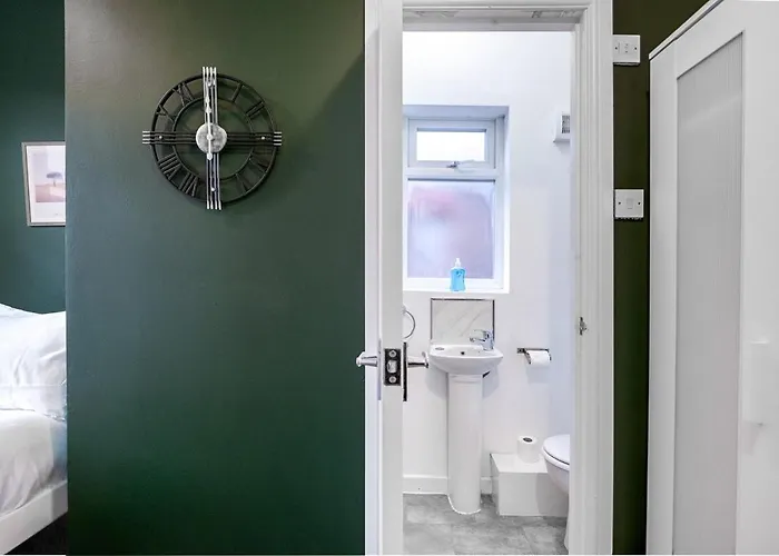 Spacious 4 Bedroom House With Pacman,darts, Netflix By Vista Short Lets *