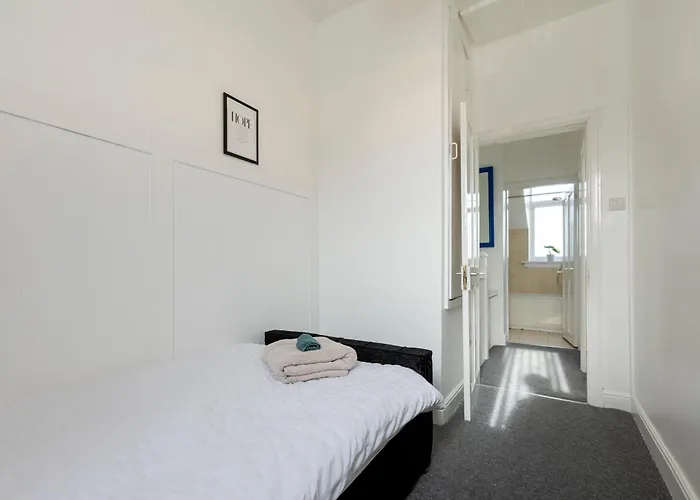 Free Parking, Large House For Contractors & Families, Sleeps 6, 15mins To Centre Manchester