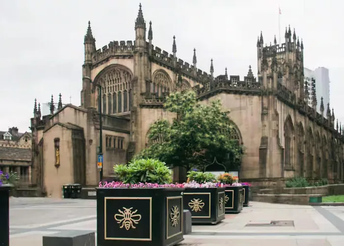 Konukevi Six Bedroom Group Near Mediacityuk With Garden And Lockbox Check In 3*