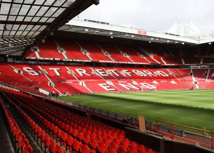 Six Bedroom Group Near Mediacityuk With Garden And Lockbox Check In 3* Manchester