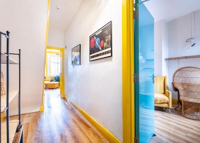 Vibrant 3 Bedroom Art Duplex Spacious & Unique